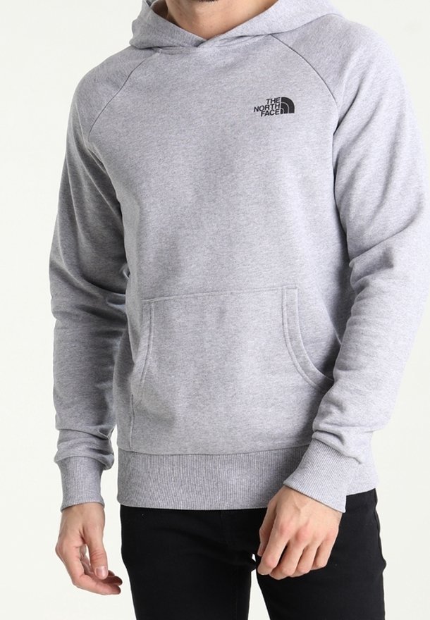 Sudadera gris hecha de tejido de mezcla de algodón, con un bolsillo frontal, puños y dobladillo acanalados, y un logo negro en la parte superior izquierda del pecho.