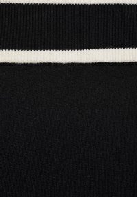 Tissu noir avec une texture, présentant une bande blanche horizontale en haut. Le matériau semble tricoté et extensible.