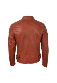 Braune Lederjacke mit strukturiertem Design, ausgestattet mit einem hohen Kragen, Reißverschlussärmel und Schnallendetails am unteren Rücken.