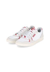 Białe i szare sneakersy z czerwonymi akcentami, z perforowanym przodem, płaskimi sznurówkami i teksturowaną gumową podeszwą.