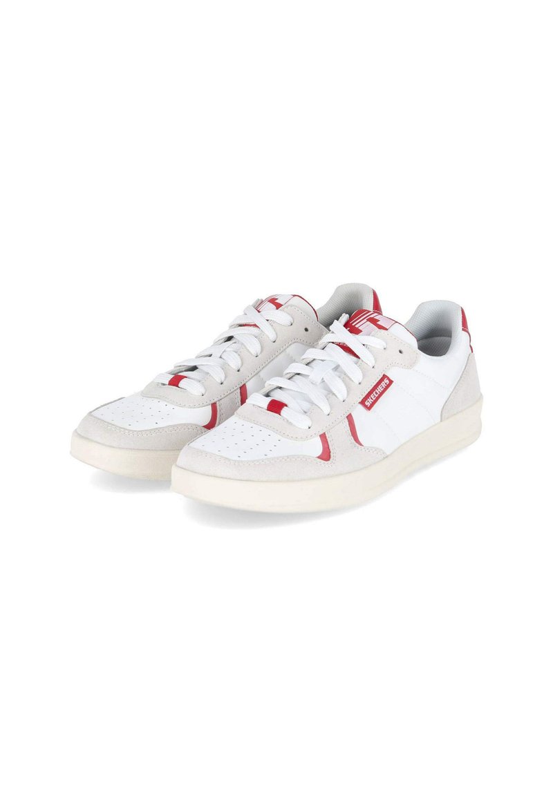 Białe i szare sneakersy z czerwonymi akcentami, z perforowanym przodem, płaskimi sznurówkami i teksturowaną gumową podeszwą.