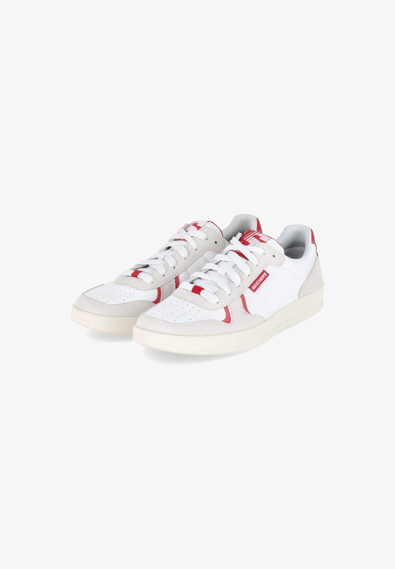 Białe i szare sneakersy z czerwonymi akcentami, z perforowanym przodem, płaskimi sznurówkami i teksturowaną gumową podeszwą.