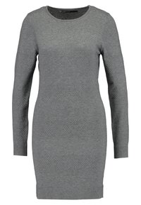 Vestido de punto gris con mangas largas, que presenta un patrón texturizado y un cuello y dobladillo acanalados, diseñado para una silueta ajustada.