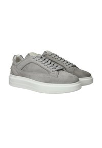 Grijze suède sneakers met een witte rubberen zool, voorzien van een ronde neus, textuuraccenten en een traditionele vetersluiting.