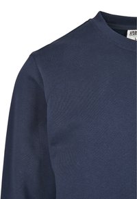 Felpa a maniche lunghe blu navy con scollatura rotonda e tessuto morbido e strutturato. Include un'etichetta sul collo.