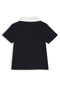 Polo shirt a maniche corte blu navy con colletto bianco a contrasto. Realizzato in cotone morbido, presenta una texture liscia e una vestibilità classica.