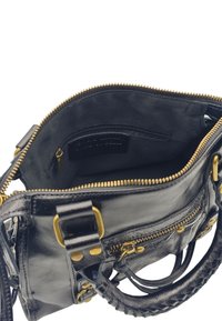 Sac à main en cuir noir avec des accessoires en métal doré, fermetures éclair et poignées tressées. Dispose d'un intérieur doux et de plusieurs poches de rangement.