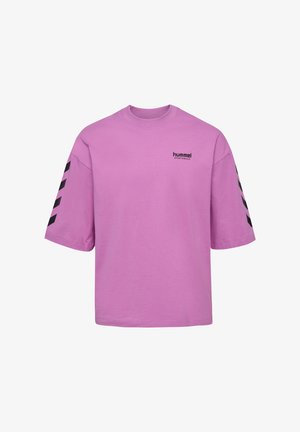 Camiseta de algodón rosa con logo negro y patrón de chevrones negros en las mangas. Diseño de corte relajado y cuello redondo.