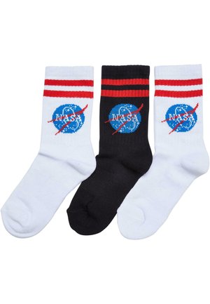 Drei Paar Socken mit Crew-Schnitt bestehen aus weißem und schwarzem Stoff, roten Streifen und einem blauen NASA-Logo mit einer diagonalen roten Linie auf jeder Socke.