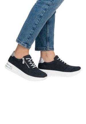 Baskets en daim bleu marine avec semelles blanches. Présentent des accents argentés, des lacets et un détail de zip sur le côté. Motif texturé sur la tige.