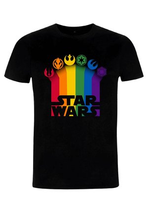 Černé tričko s gradientním duhovým designem a šesti ikonickými symboly nad textem "STAR WARS" napsaným silnými černými písmeny.