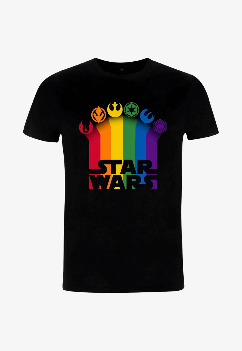 Černé tričko s gradientním duhovým designem a šesti ikonickými symboly nad textem "STAR WARS" napsaným silnými černými písmeny.