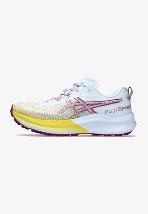 Zapatilla de trail running blanca y amarilla con detalles burdeos, cuello acolchado y marca "Fuji Speed" en el lateral.