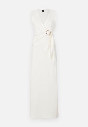 Valge ilma varrukateta kleit, millel on sügav V-kaelus, mähisdisain, külgmine drapeering ja kullast ringikujuline aksent vöökohtade juures. Sile tekstuur.