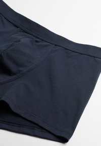 Boxers en coton bleu marine, dotés d'une taille douce et d'une poche ajustée, avec des coutures plates pour un confort optimal.