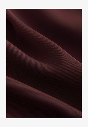 Burgundi bordás anyag, sima textúrával, könnyű súlyú. A minta finom függőleges csíkozással rendelkezik, mely lágy esése ideális ruházathoz.