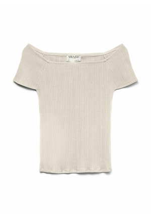 Béžové žebrované tričko s krátkými rukávy a odhalenými rameny, širokým výstřihem a značkovou etiketu "AWARE" uvnitř límce.