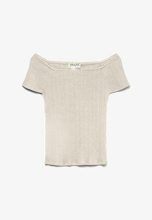 Béžové žebrované tričko s krátkými rukávy a odhalenými rameny, širokým výstřihem a značkovou etiketu "AWARE" uvnitř límce.