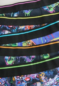 Bunte, gemusterte Taillenbänder in verschiedenen Breiten mit schwarzen elastischen Bändern, die lebendige, von Graffiti inspirierte Designs in zahlreichen Farben aufweisen.