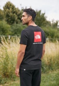 The North Face - REDBOX TEE - T-shirt print - black Miniatuurafbeelding 1