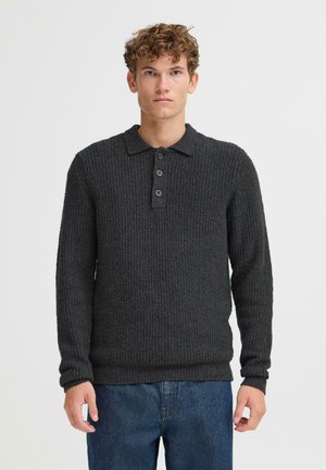 Suéter de polo de largo con mangas de punto en gris oscuro, con un patrón texturizado y tapeta de tres botones. Material suave, ajuste casual, puños y dobladillo acanalados.