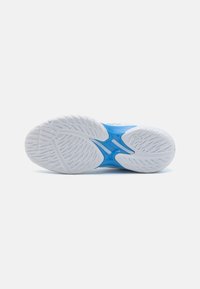 Semelle de chaussure de sport bleue avec caoutchouc blanc texturé pour une meilleure adhérence. Caractéristiques d'un design léger, d'un talon renforcé et de canaux de ventilation.