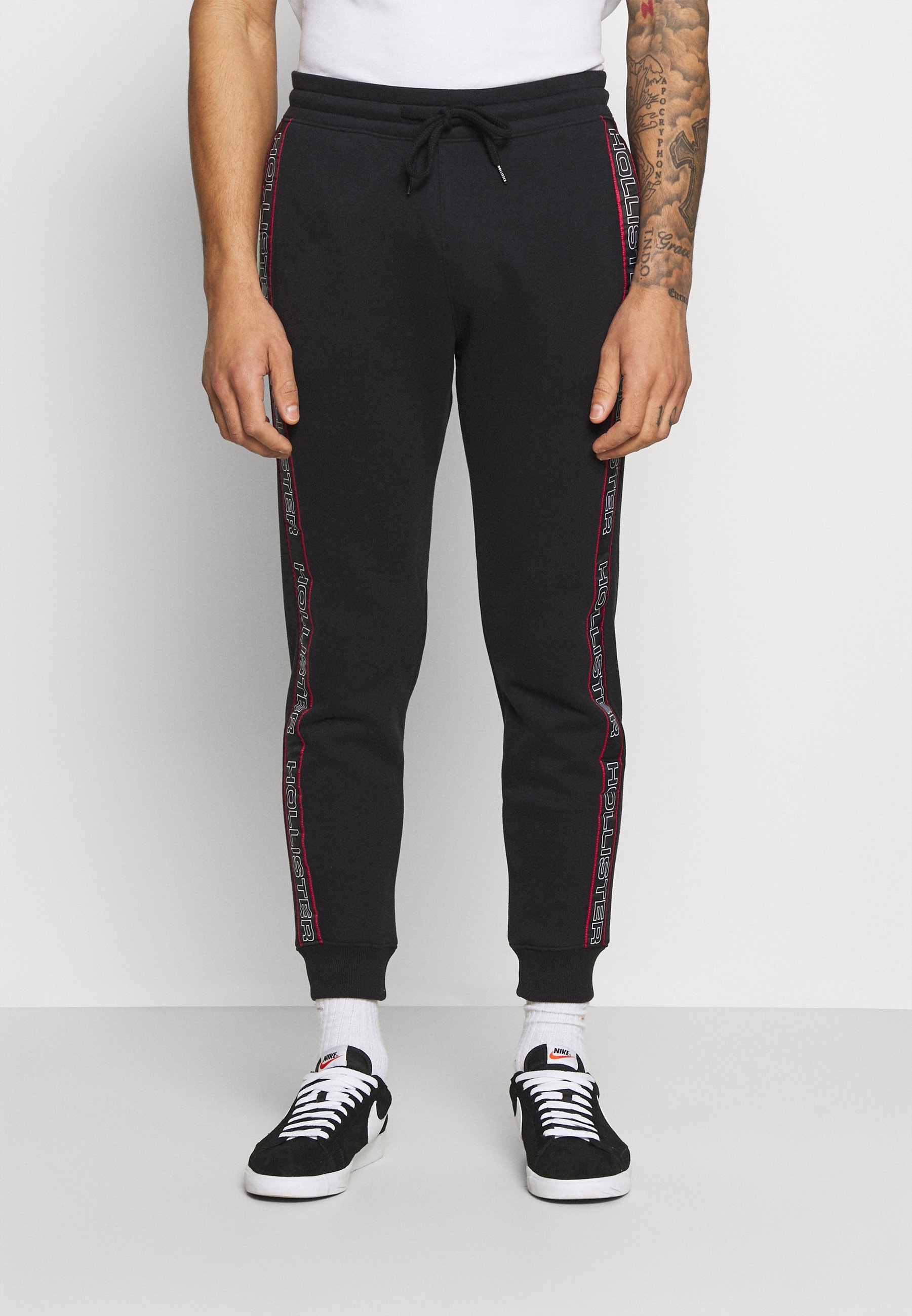 Hollister Co. LOGO TAPE JOGGER - Pantalones deportivos - black/negro -  Zalando.es