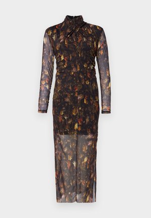 Pikad varrukad, läbinägematu kleit tumehallit floralise mustriga, millel on kõrge kaelus ja kehas rüüd, et saavutada liibuv siluett.