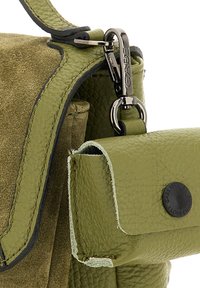 Borsa in pelle verde oliva con texture in suede, dettagli neri e una borsa staccabile fissata con un gancio metallico e dettagli con logo.