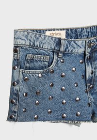 Shorts en denim avec rivets en métal, poche avant, passants de ceinture et ourlet effiloché en délavage bleu clair.