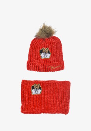 Rote, gerippte Strickmütze und passendes Stirnband mit einem Kunstfell-Pompon, verziert mit Minnie-Maus-Patches mit goldenen Akzenten.