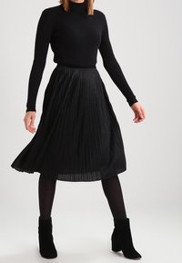 United Colors of Benetton Pleated skirt - black