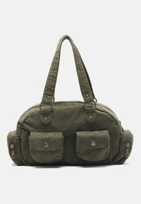 Olivengrønt fløjlshåndtaske med to frontlommer, hardware i guldfarve og tykke håndtag; rund form med en tekstureret overflade.