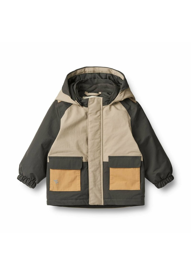 Kapuzejacke mit beigem Vorderteil und dunkelgrünen Ärmeln, ausgestattet mit zwei großen Fronttaschen mit braunen Klappen und elastischen Bündchen.