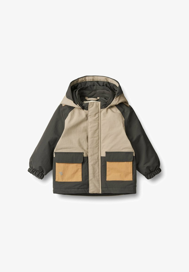 Giacca con cappuccio, fronte beige e maniche verde scuro, con due grandi tasche anteriori con pattini color ocra e polsini elasticizzati.