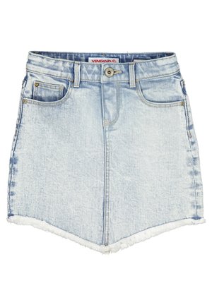 Lichtblauwe denim rok met rafelige zoom, knopen aan de voorkant, riemlussen en twee voorzakken, geïsoleerd op een witte achtergrond.