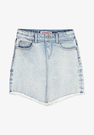 Jupe en denim bleu clair avec ourlet effiloché, bouton devant, passants de ceinture et deux poches avant, isolée sur fond blanc.
