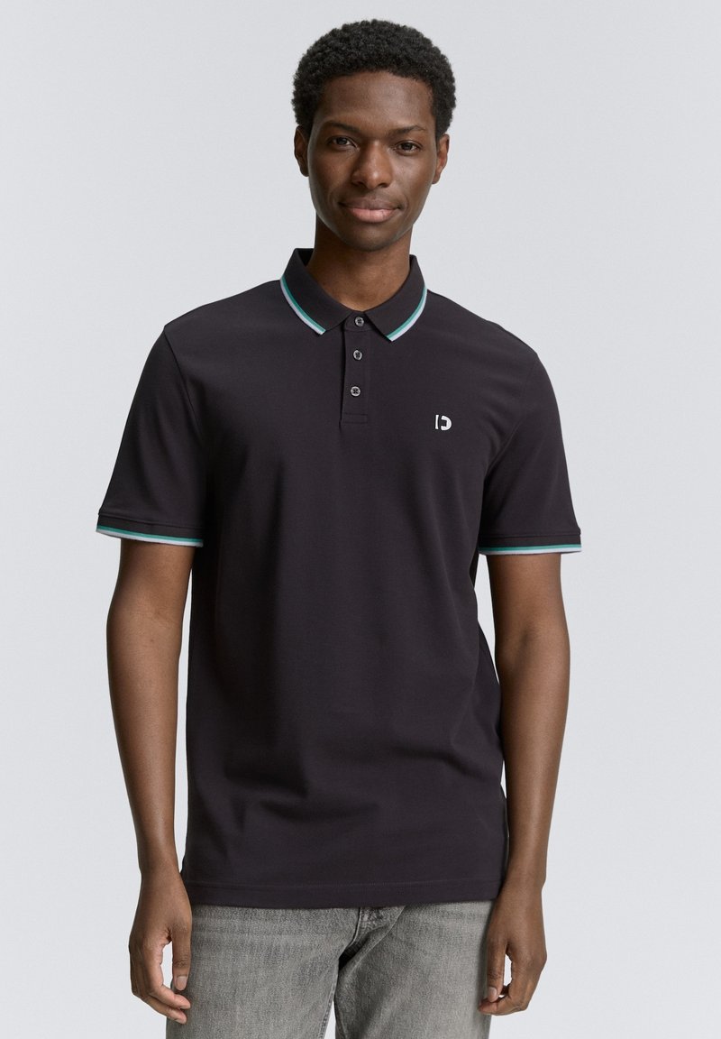 Zwarte polo met turquoise kraag en mouwaccenten, doorgeknoopte sluiting, korte mouwen en een klein wit logo op de borst.