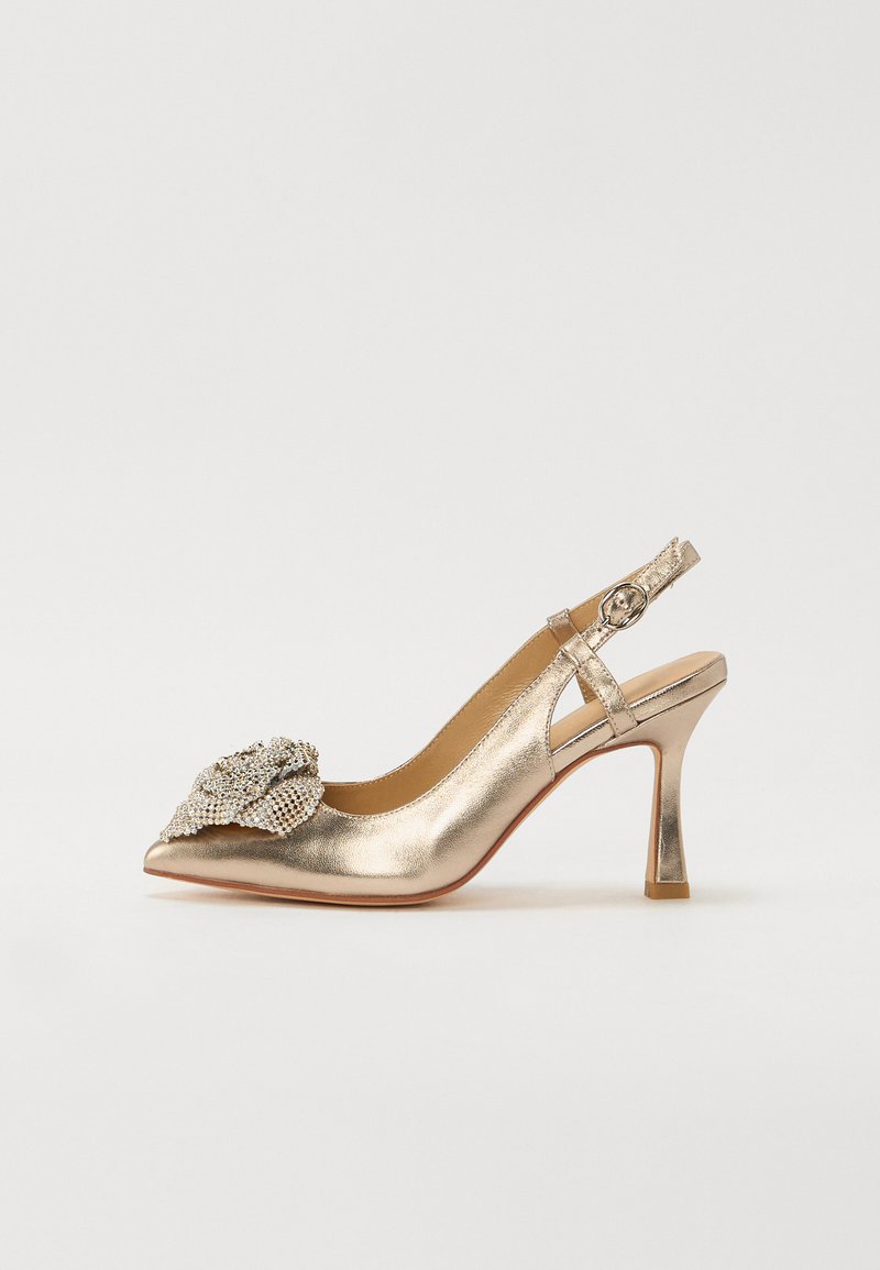 Metallic gold Slingback-High-Heels mit spitzem Zehenbereich, dekorativer Stoffblume und Strassverzierungen sowie einem schlanken, stabilen Absatz. Glatte Textur.