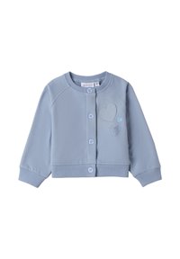 Cardigan in cotone azzurro chiaro con un design cropped, dotato di maniche raglan, chiusura con bottoni e ricamo a forma di cuore con dettagli.