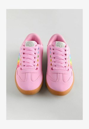 Roosa sünteetiline tossud, millel on vikerkaare triibud, tekstureeritud kummisooled ja sobivad roosad kingapaelad. Logo keele peal, kaarekujulise vikerkaare all.