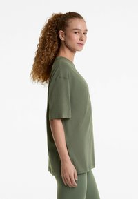 OYSHO Tricou basic - mottled dark green