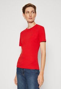 Tommy Hilfiger SLIM CODY - Triko s potiskem - fierce red