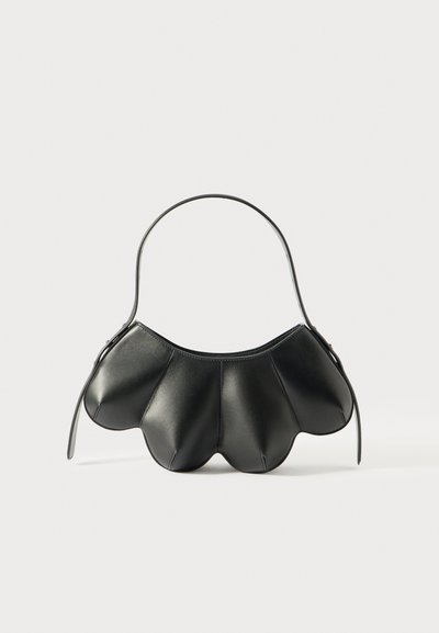 Schwarze Lederhandtasche mit einem geschwungenen, muschelförmigen Design, ausgestattet mit einem einfachen Trageriemen und einem Reißverschlussverschluss. Glatte Textur mit genähten Akzenten.