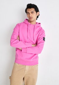 Calvin Klein Jeans BADGE HOODIE - Športni pulover - pink amour