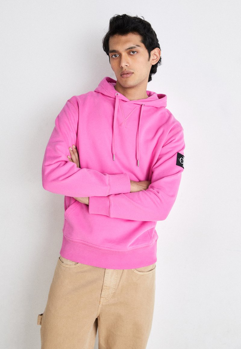 Calvin Klein Jeans BADGE HOODIE - Športni pulover - pink amour