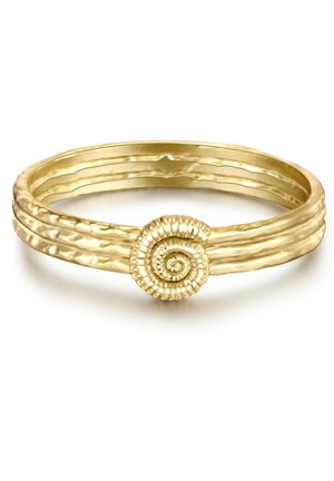 Goldener Armreif mit gehämmerter Struktur und zentralem Spiralmuschel-Design auf weißem Hintergrund.