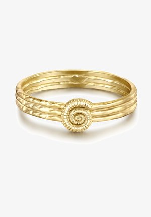 Bracelet jonc en or avec texture martelée présentant un motif central de coquillage en spirale sur fond blanc.