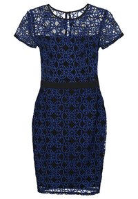 Černé pouzdrové šaty s modrým květinovým krajkovým korálkem, krátkými rukávy a detailem úzkého opasku v pase.