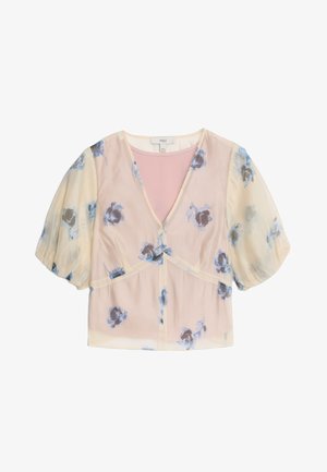 Blouse florale en tissu léger et transparent. Présente un col en V, des manches bouffantes et un motif de fleurs pastel roses et bleues sur un fond beige.